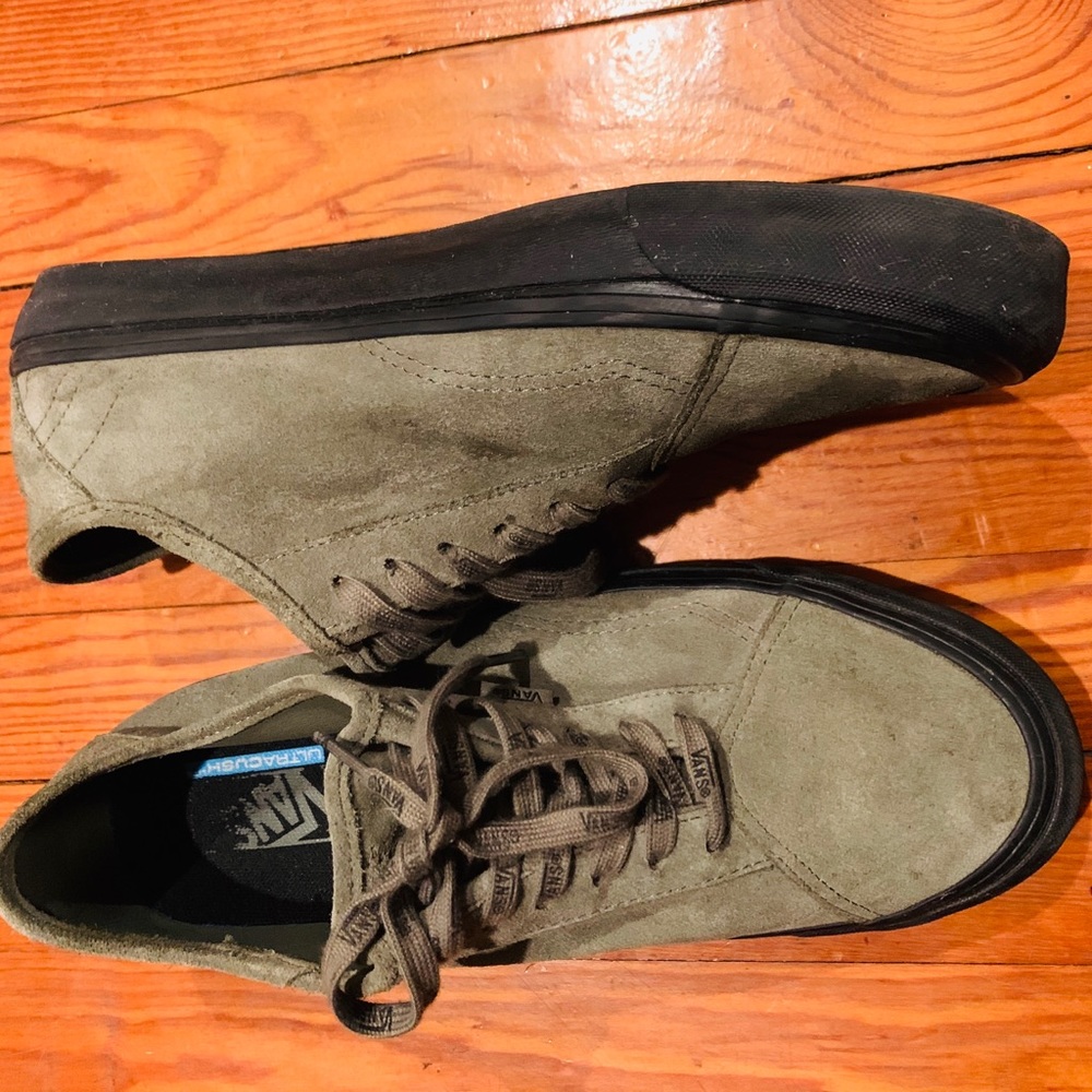Tennis shoes